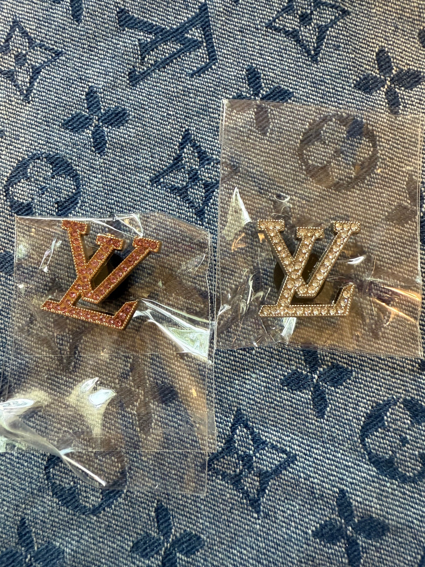 LV CROC CHARMS